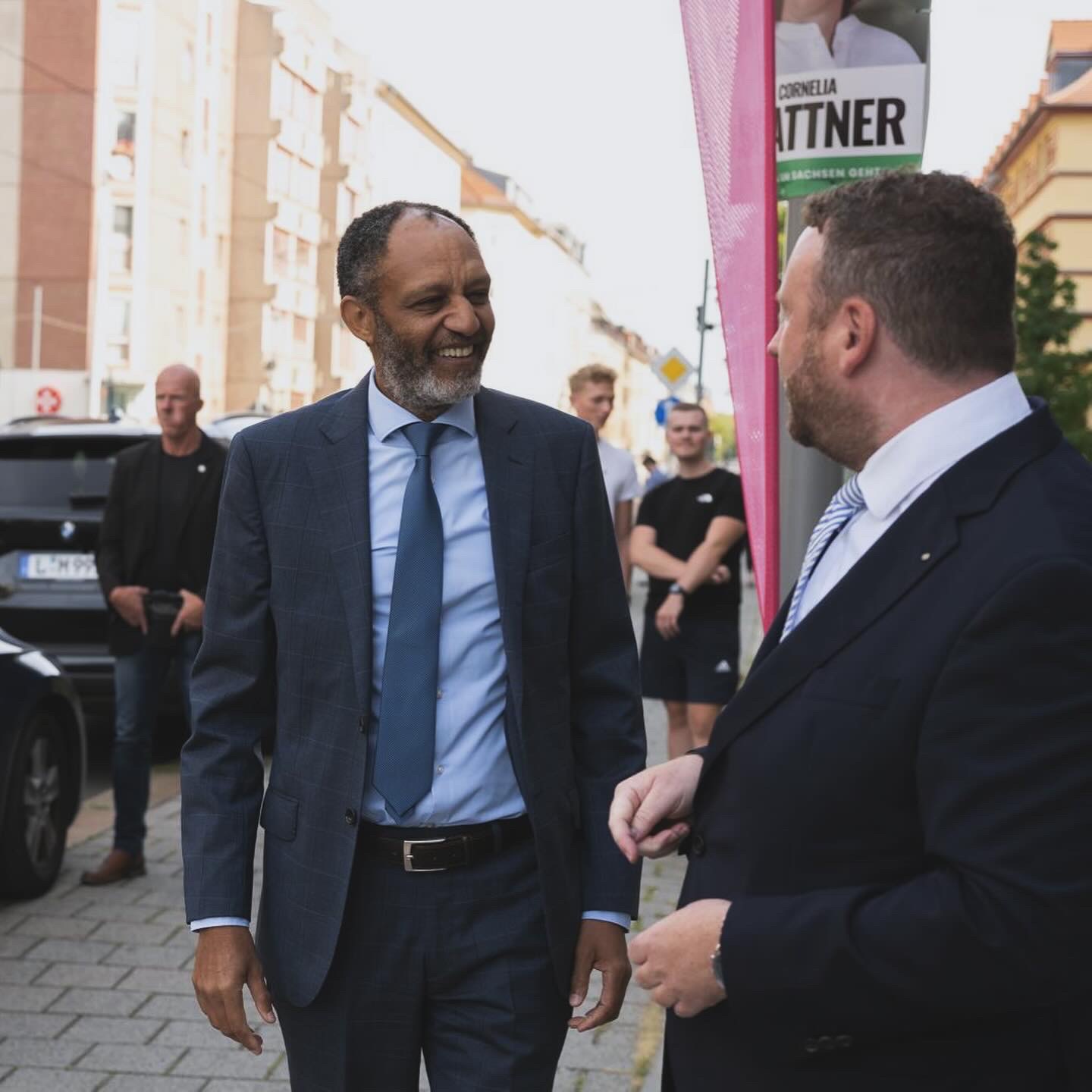 Prof. Dr. Getu Abraham im persönlichen Gespräch auf einer Leipziger Straße